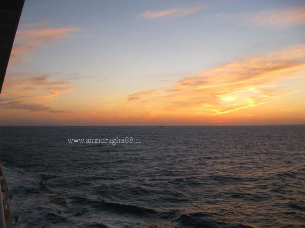 nave Costa Serena tramonto in navigazione e una nave